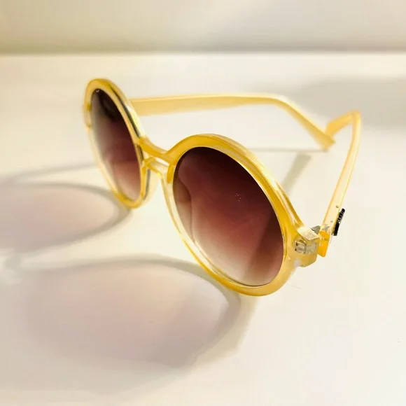 Y2K Quay “Kensie” Sunglasses. - Picture 2 of 6